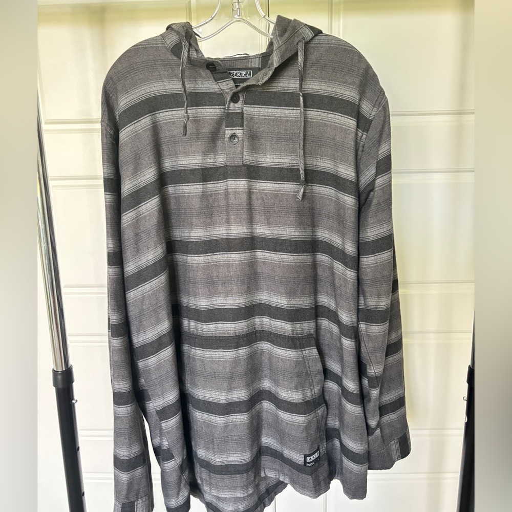 Ezekiel Black & Gray Striped Lightweight Hooded Pullover in XL